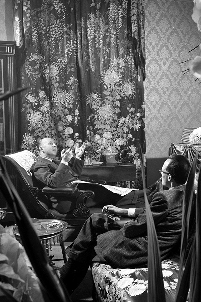 Кристиан Диор в своей гостиной в Париже 1947