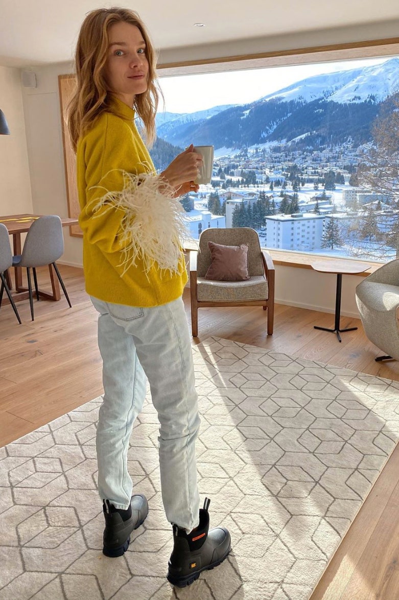 Носите свитер с перьями вместе с резиновыми ботинками как Наталья Водянова
