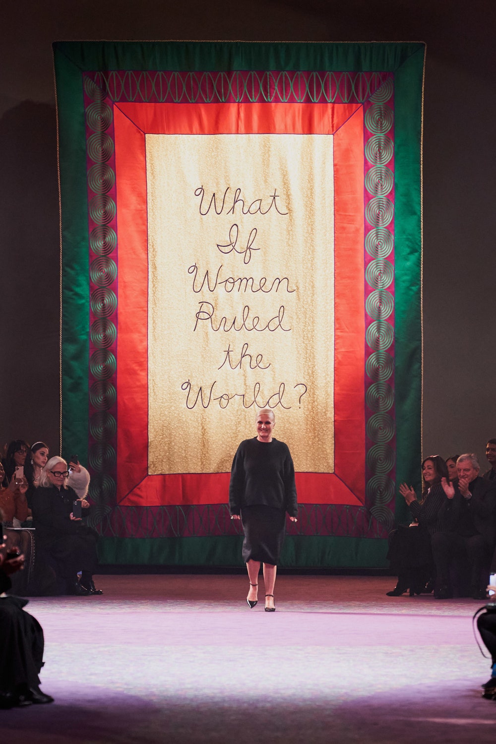 Как создавались баннеры для кутюрного показа Christian Dior