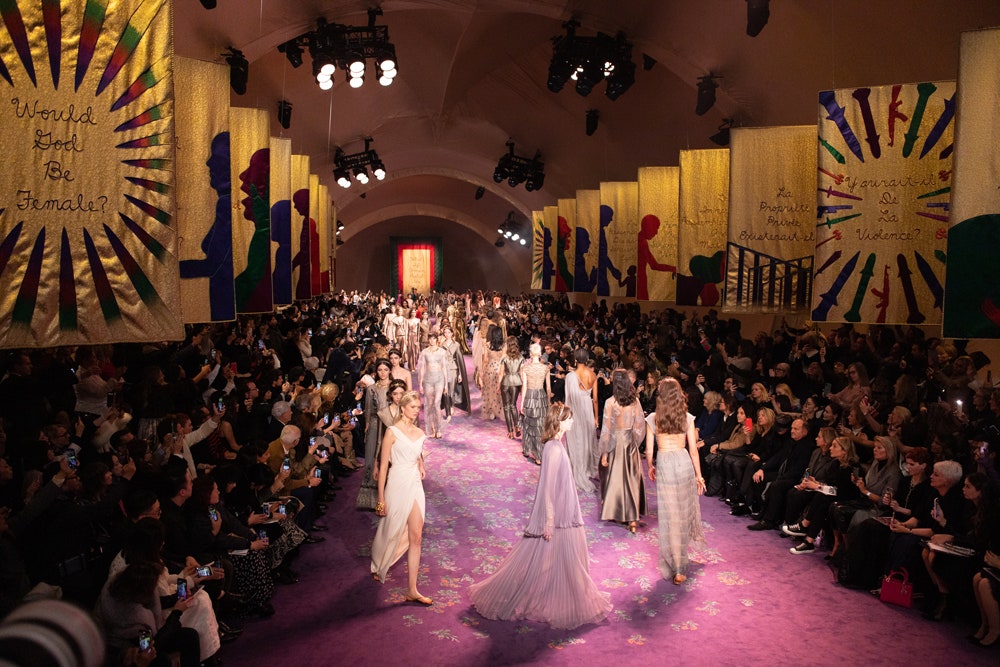 Как создавались баннеры для кутюрного показа Christian Dior