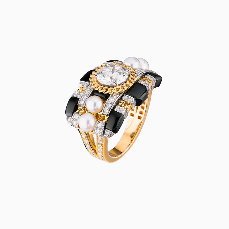 Кольцо из белого и желтого золота с бриллиантами ониксом и жемчугом