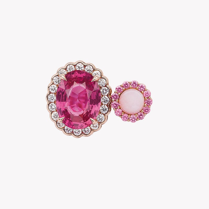 Кольцо из розового золота с бриллиантами розовыми сапфирами и розовым опалом