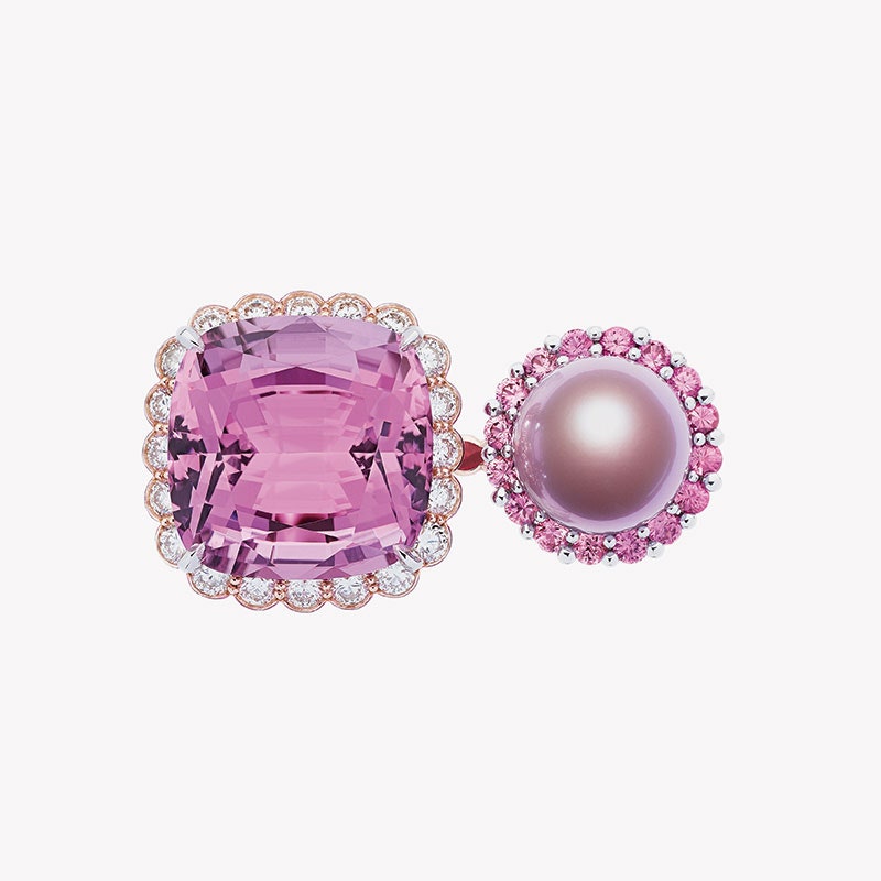 Кольцо из белого и розового золота с бриллиантами кунцитом жемчугом и розовым сапфиром