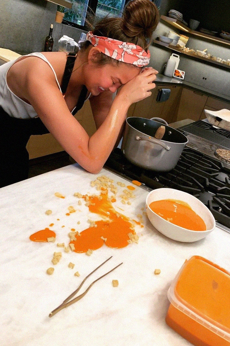 Картофельный кремсуп с хрустящим лукомпореем по рецепту модели Крисси Тейген