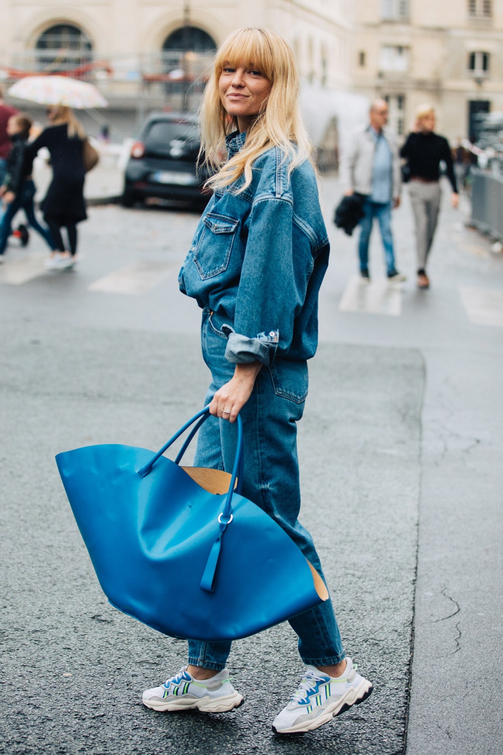 Жанетт Мэдсен с сумкой Jil Sander на Неделе моды в Париже сентябрь 2019