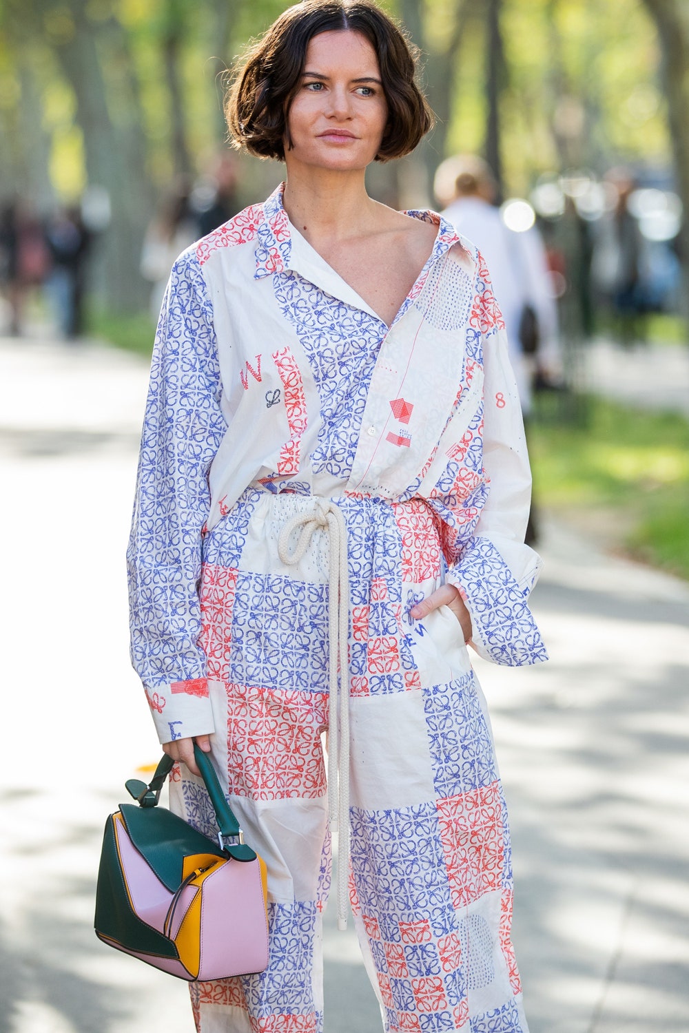 Марта Сиган в костюме и с сумкой Loewe на Неделе моды в Париже сентябрь 2019
