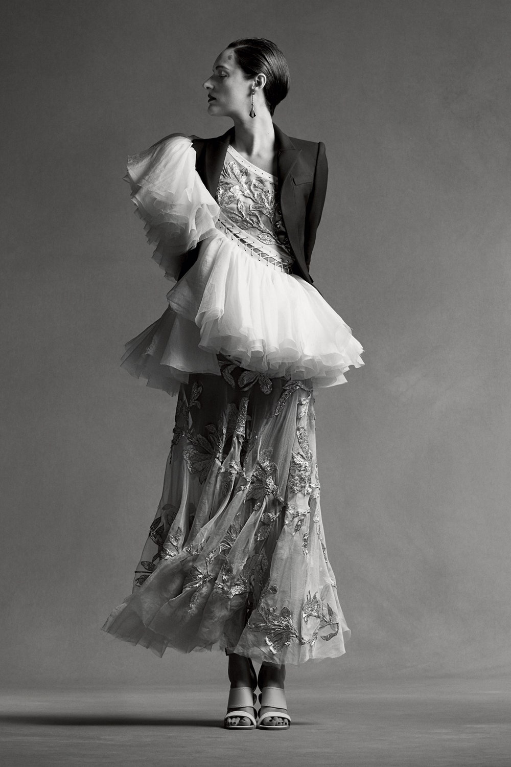 Пиджак платье босоножки все Alexander McQueen