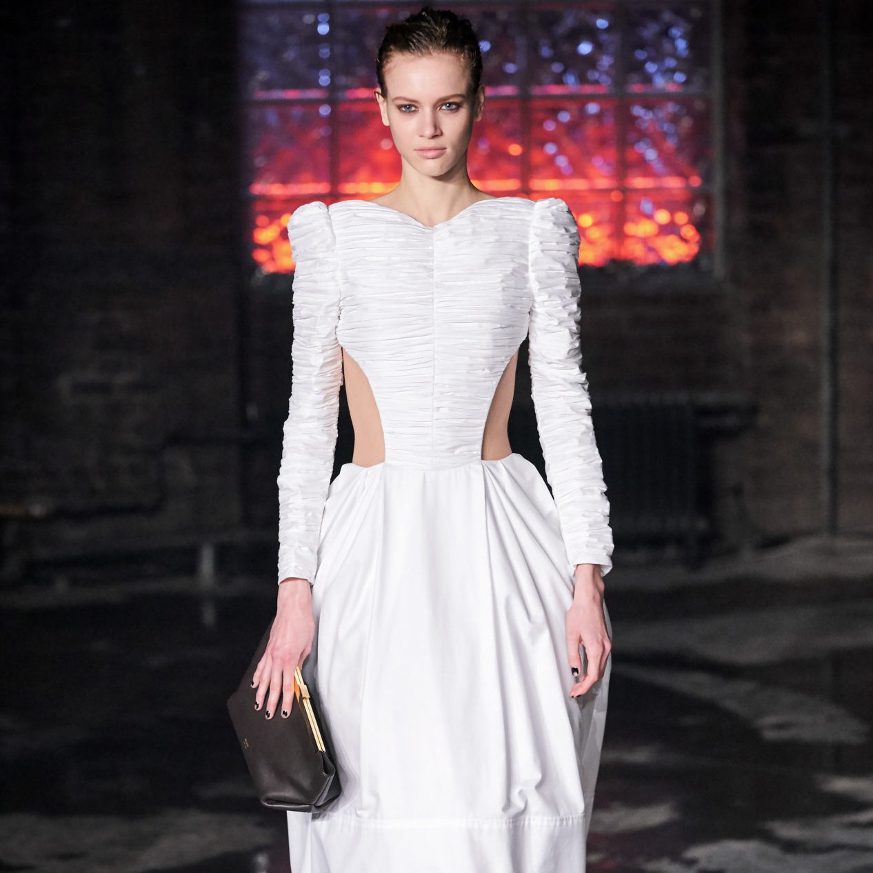Белые платья с вырезами на талии &- тренд Недели моды в Нью-Йорке