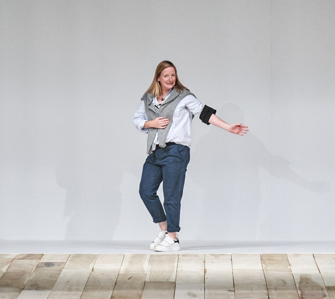 Сара Бертон — креативный директор Alexander McQueen — в финале показа весналето 2020