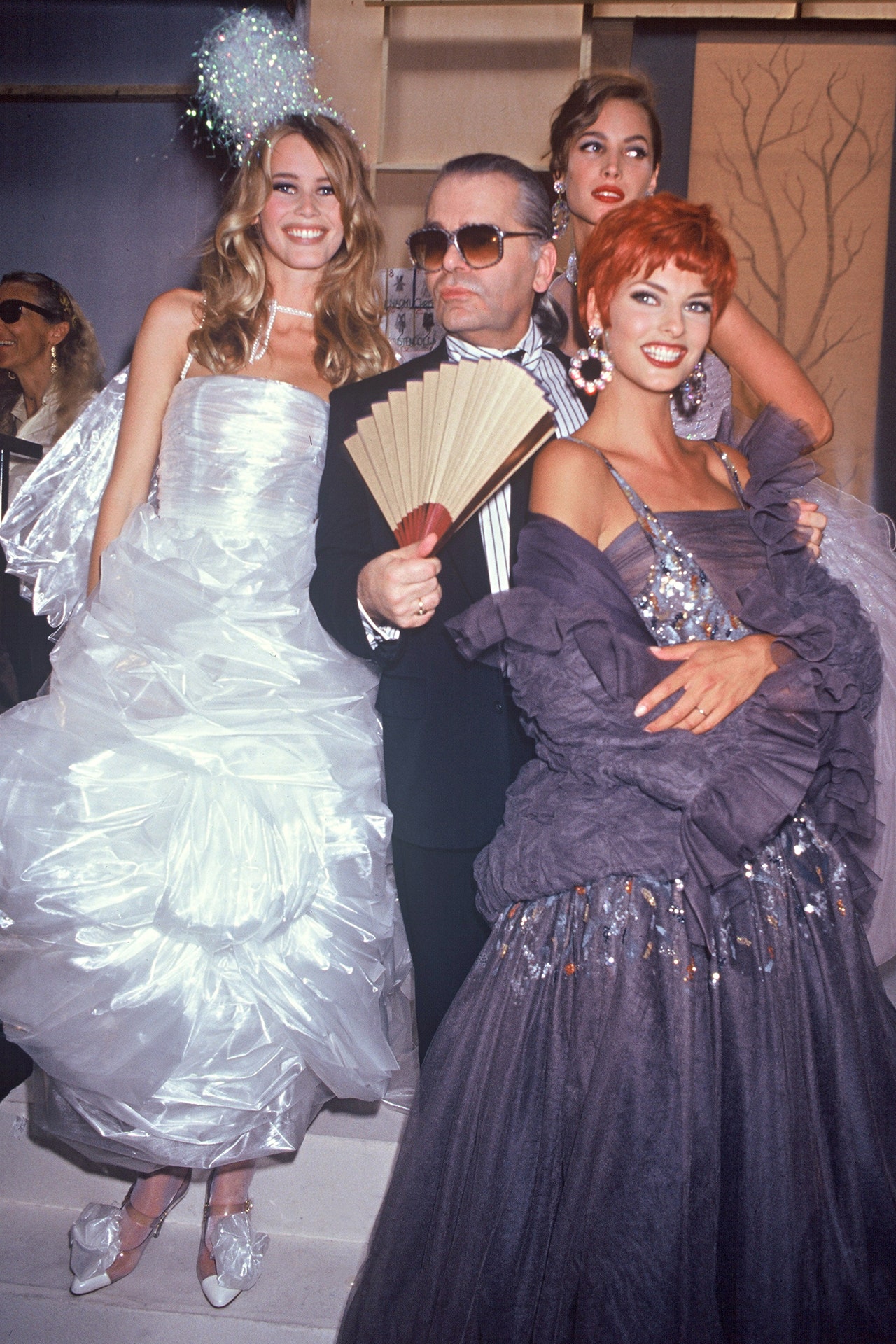 Клаудия Шиффер Карл Лагерфельд Кристи Тарлингтон и Линда Евангелиста на показе Chanel Haute Couture осеньзима 1992