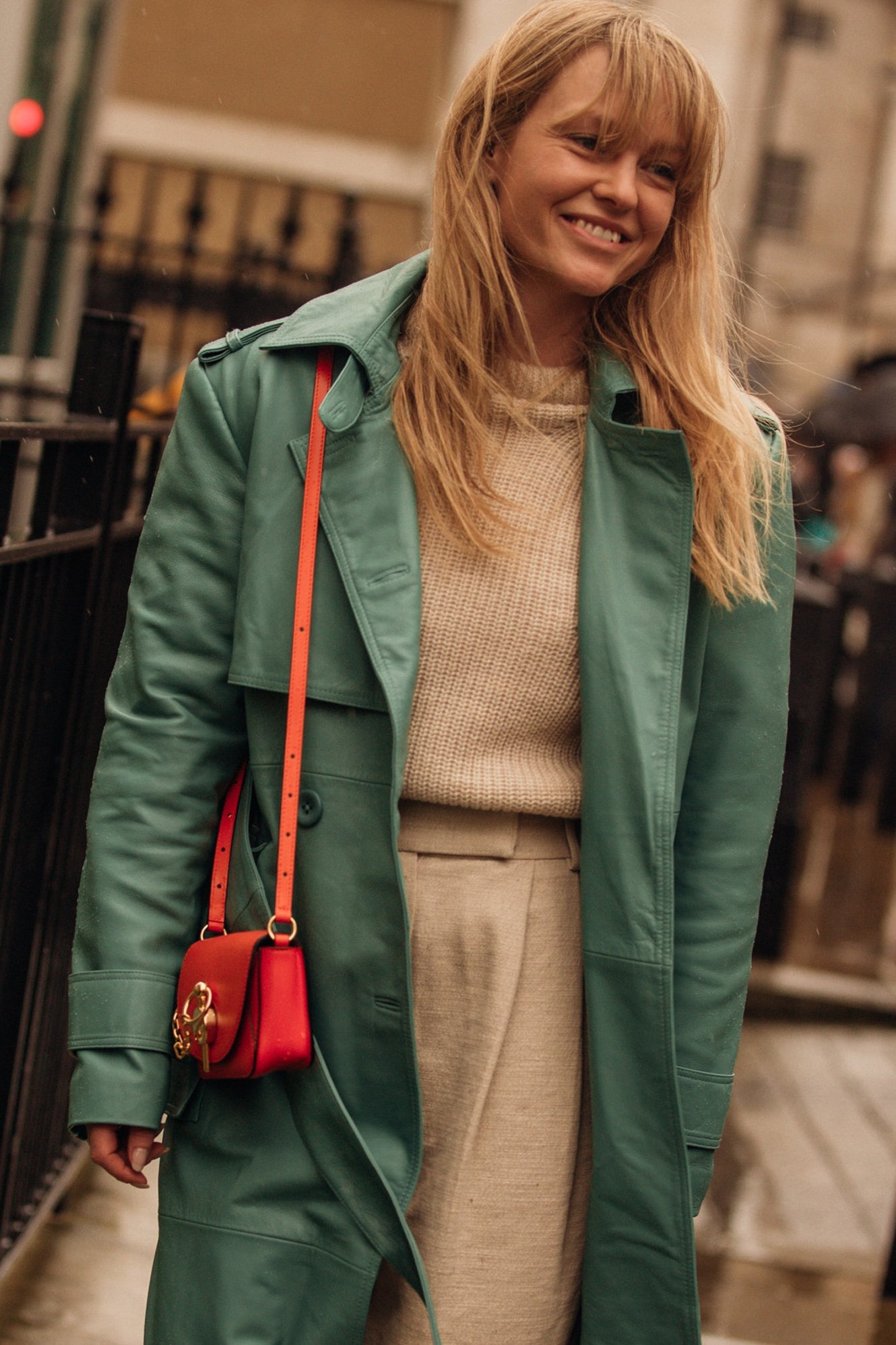 Зеленые пальто и тренчи — лучший способ модно встретить весну
