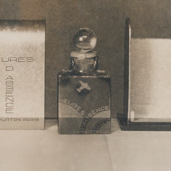 Parfum  Heures d'Absence  presente avec son ecrin  Photographie prise le 12 septembre 1927.