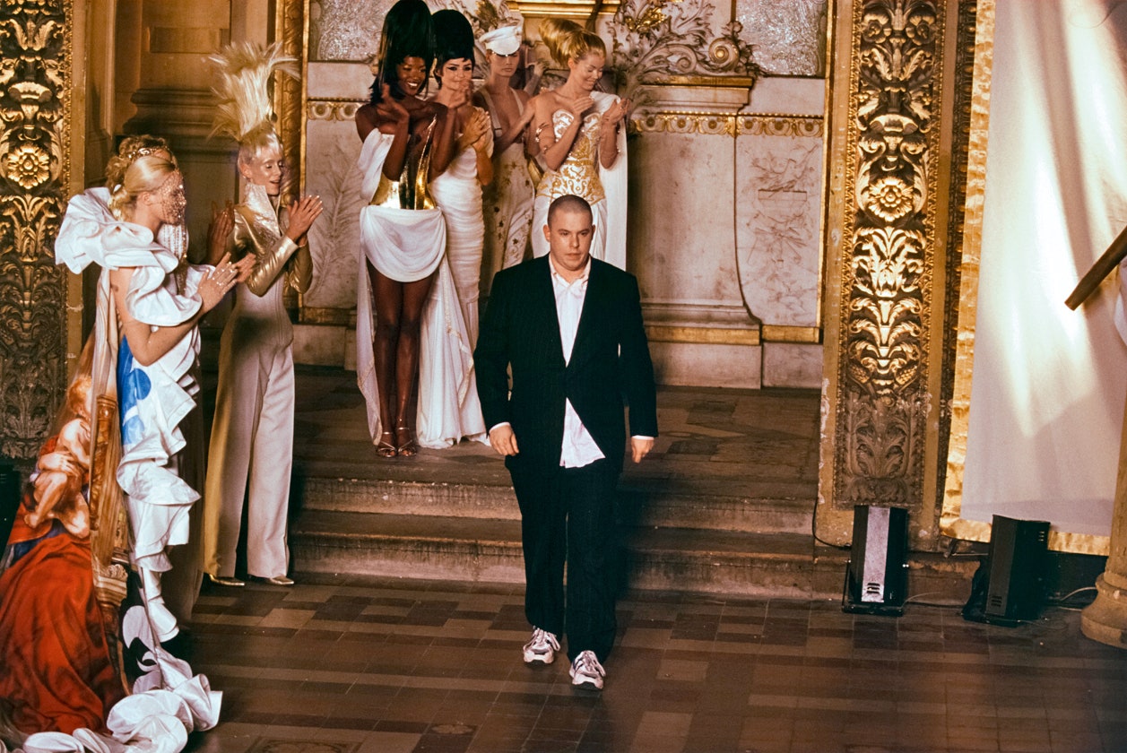Александр Маккуин на дефиле Givenchy Haute Couture Париж 1997