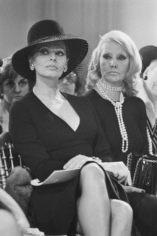 Софи Лорен с мамой на показе Christian Dior 1974