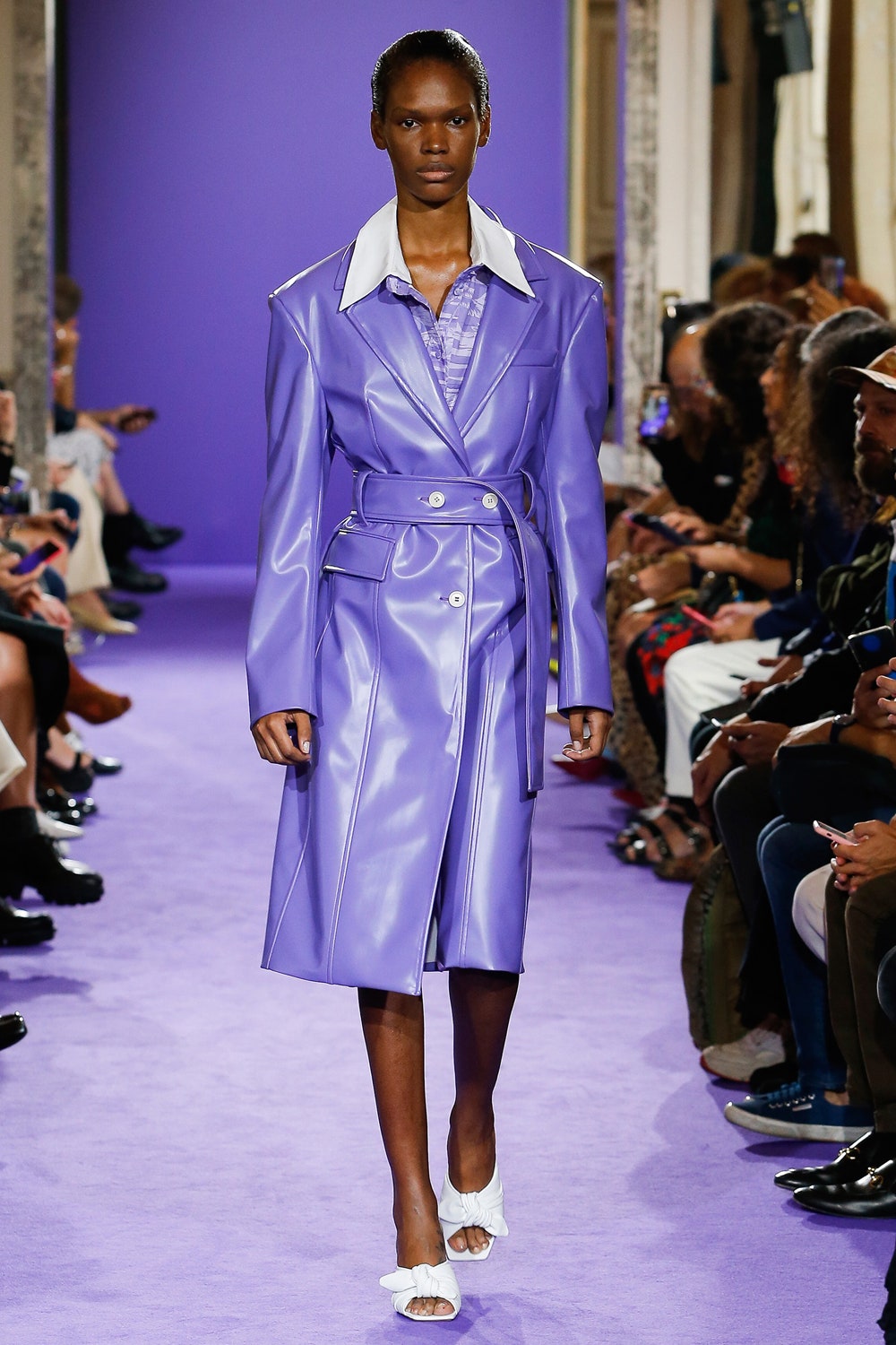 Модные пальто из цветной кожи — весна 2020