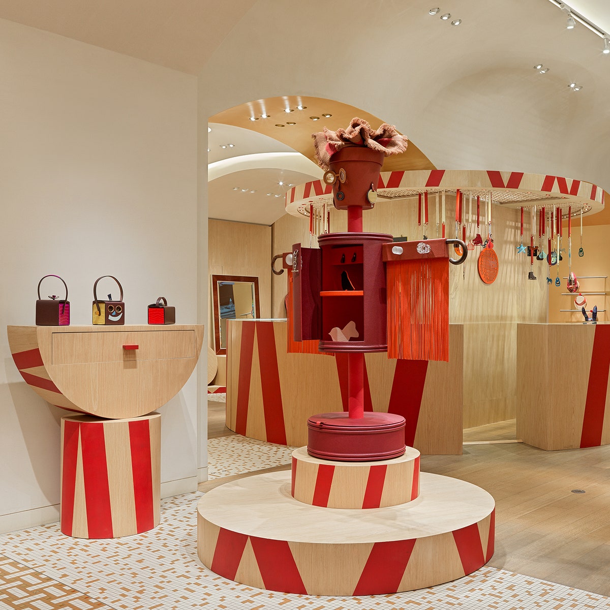 Hermès открыли в Москве выставку petit h &- это ателье работает с остатками материалов
