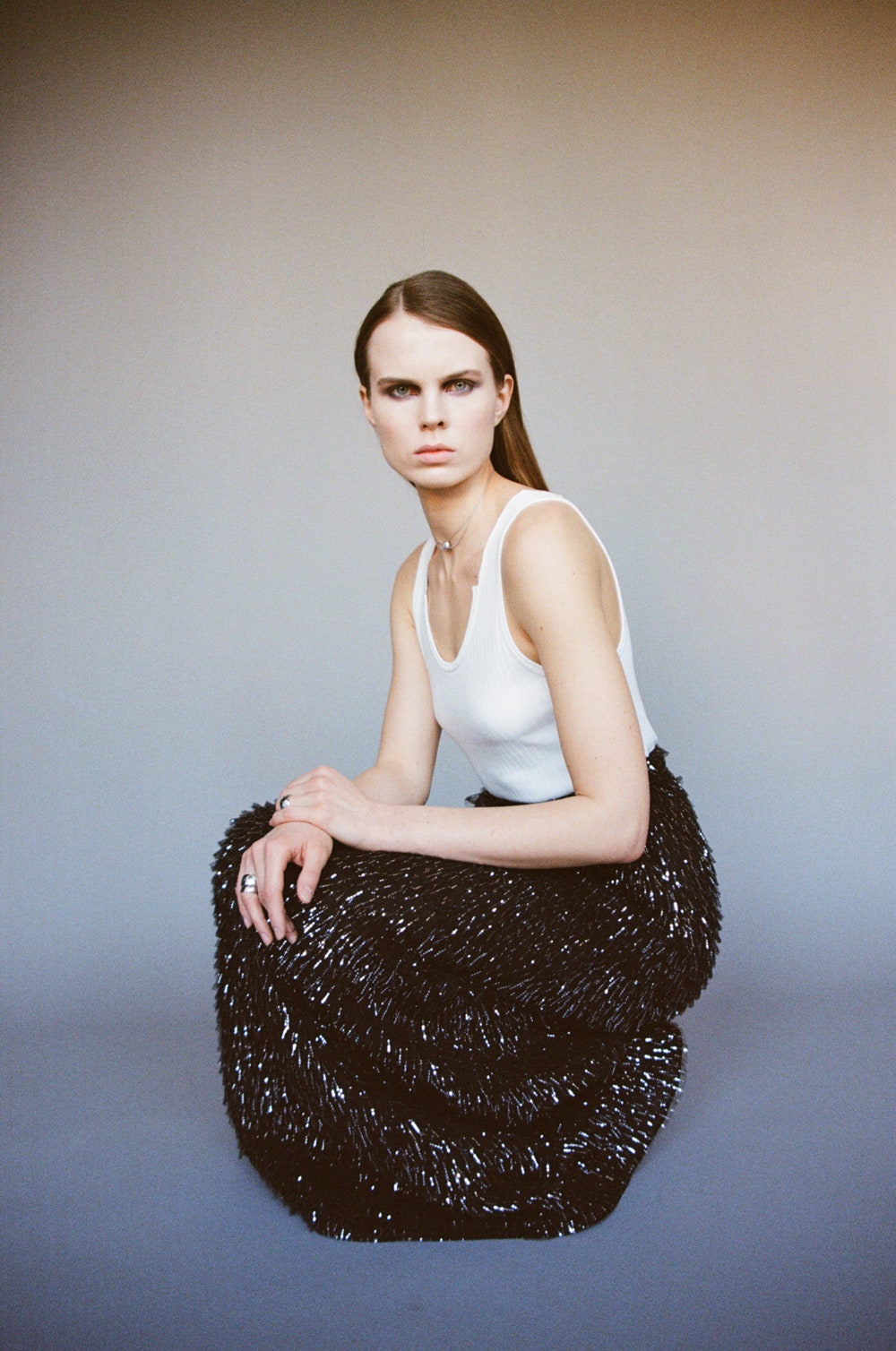 На Александре топ Helmut Lang юбка Chanel колье Coco Crush белое золото бриллианты и кольца Coco Crush белое золото...