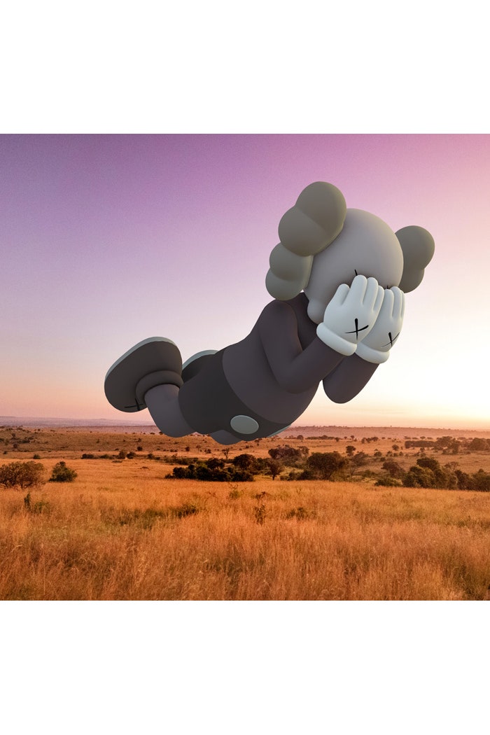 Художник KAWS выставил «летающие» скульптуры по всему миру