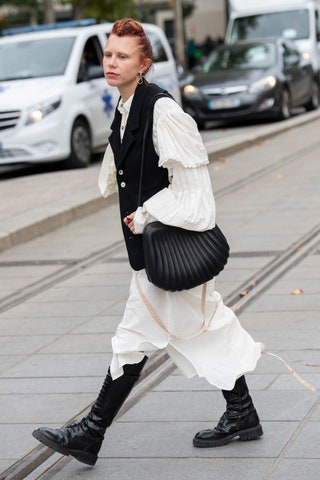 Кортни Троп в Ann Demeulemeester на Неделе моды в Париже сентябрь 2019