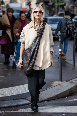 Линда Тол с сумкой Bottega Veneta на Неделе моды в Париже февраль 2020