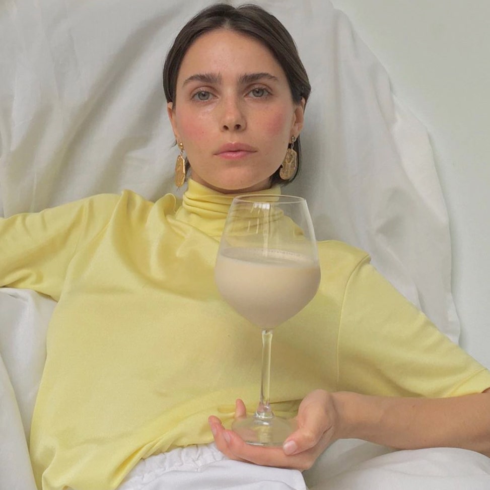Вред молока: как молочные продукты влияют на кожу | Vogue Russia