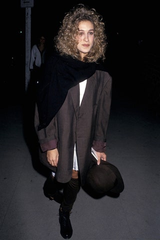 Свитер вместо шарфа — один из самых удобных и классных трендов 1990х. В то время Сара Джессика Паркер носила объемное...