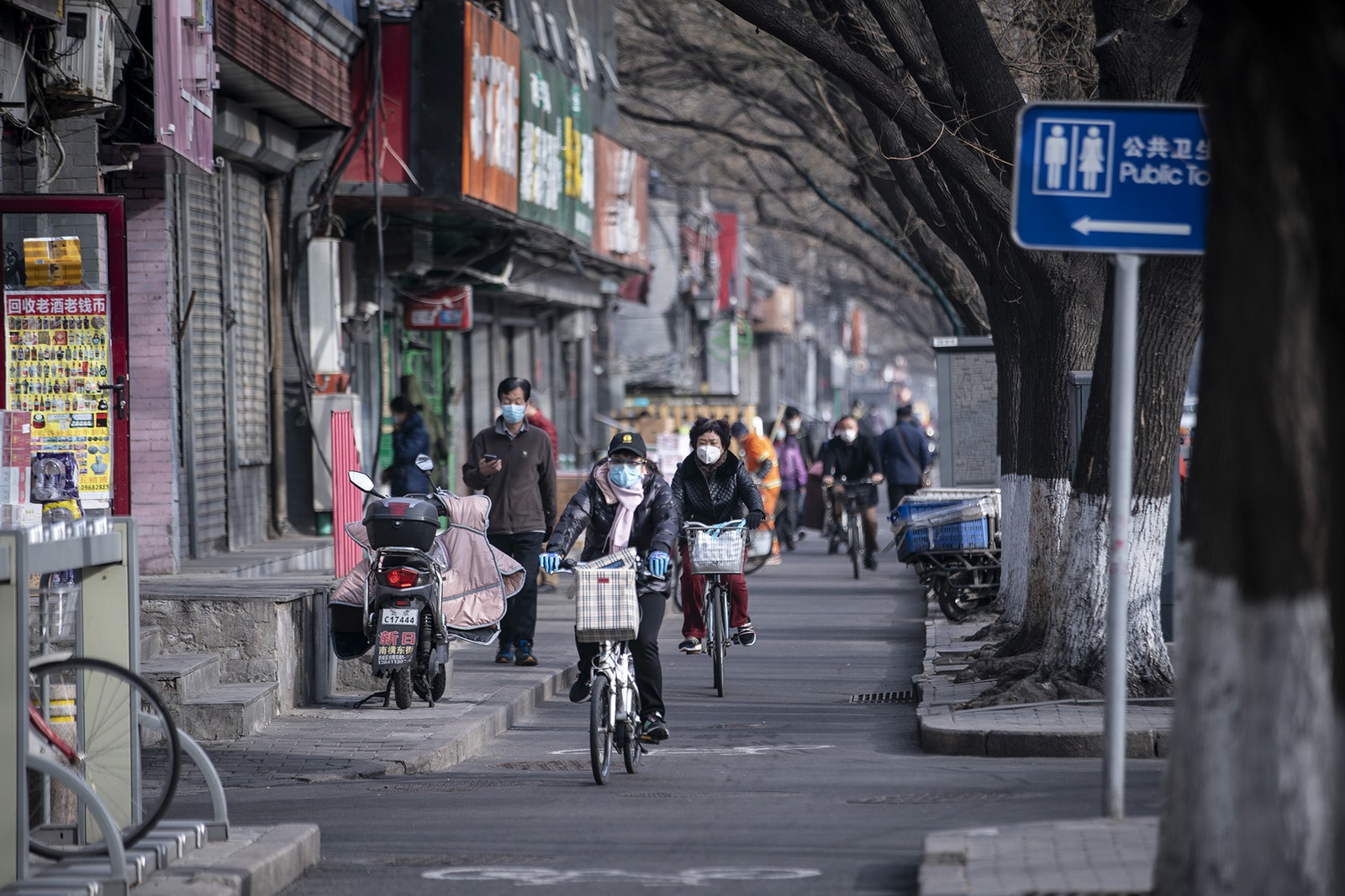 Люди возвращаются на улицы Пекина