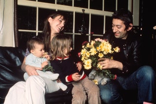 Джейн Биркин и Серж Генсбур c дочками Кейт и Шарлоттой 1972