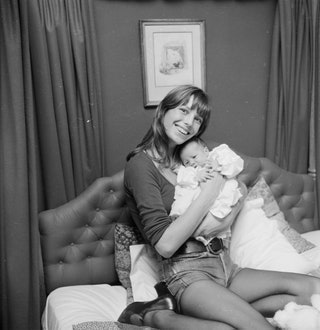 Джейн Биркин c дочкой Шарлоттой 1971
