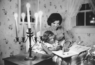 Жаклин Кеннеди с дочкой 1960