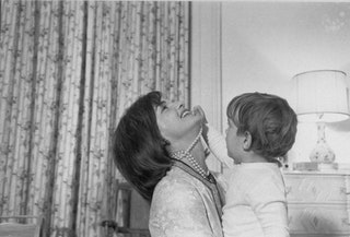 Жаклин Кеннеди с сыном 1962