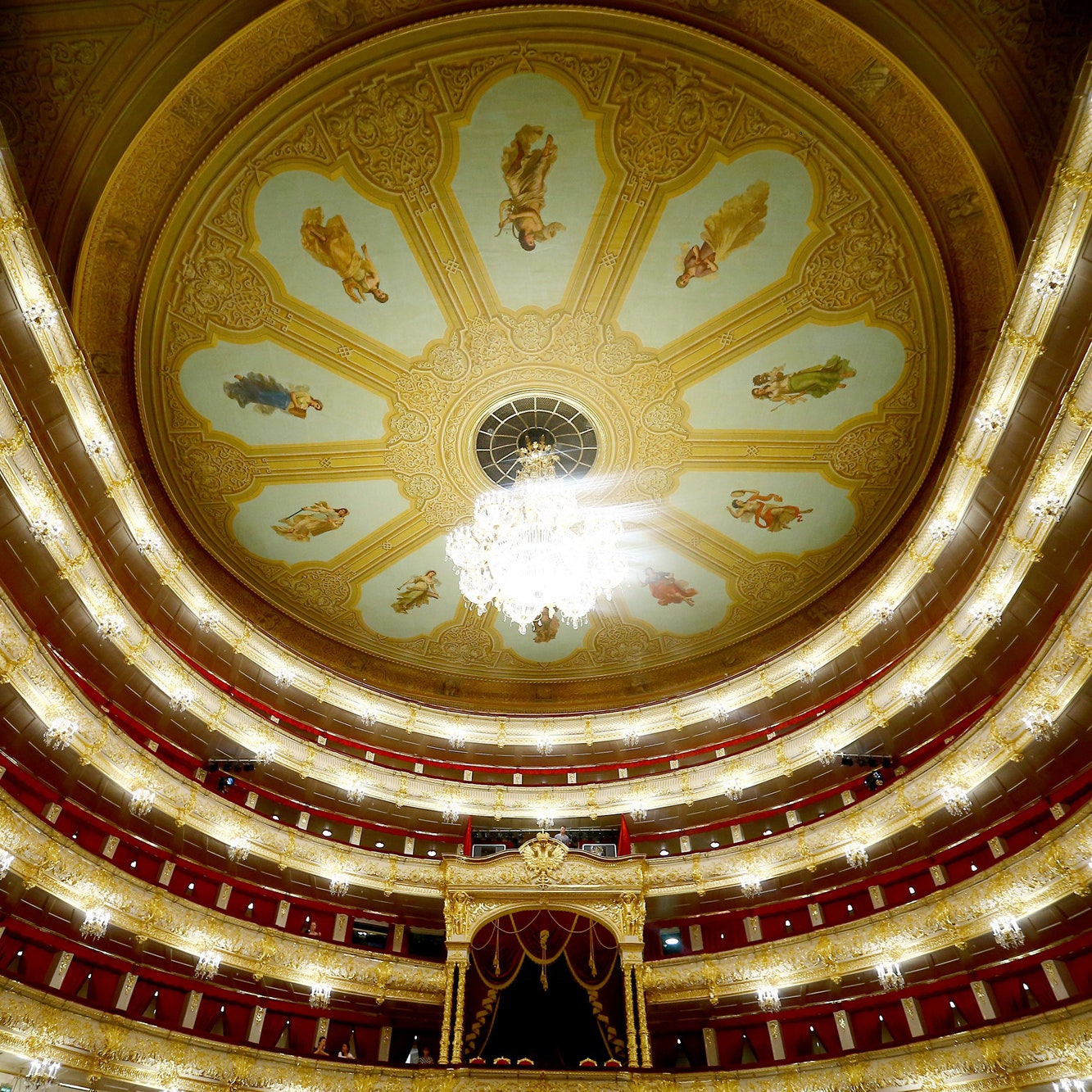 Большой театр впервые транслирует оперы и балеты онлайн