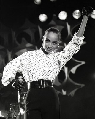 Во время концерта в Роттердаме в 1984 году Шаде вышла на сцену в объемной белой рубашке в черный горошек черных брюках с...