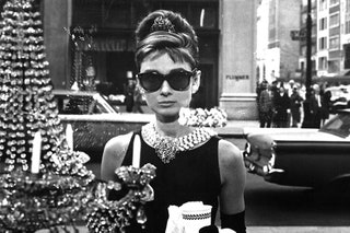 В первой сцене фильма «Завтрак у Тиффани» Одри Хепберн появляется перед нами в ожерелье украшенном 120 жемчужинами и...