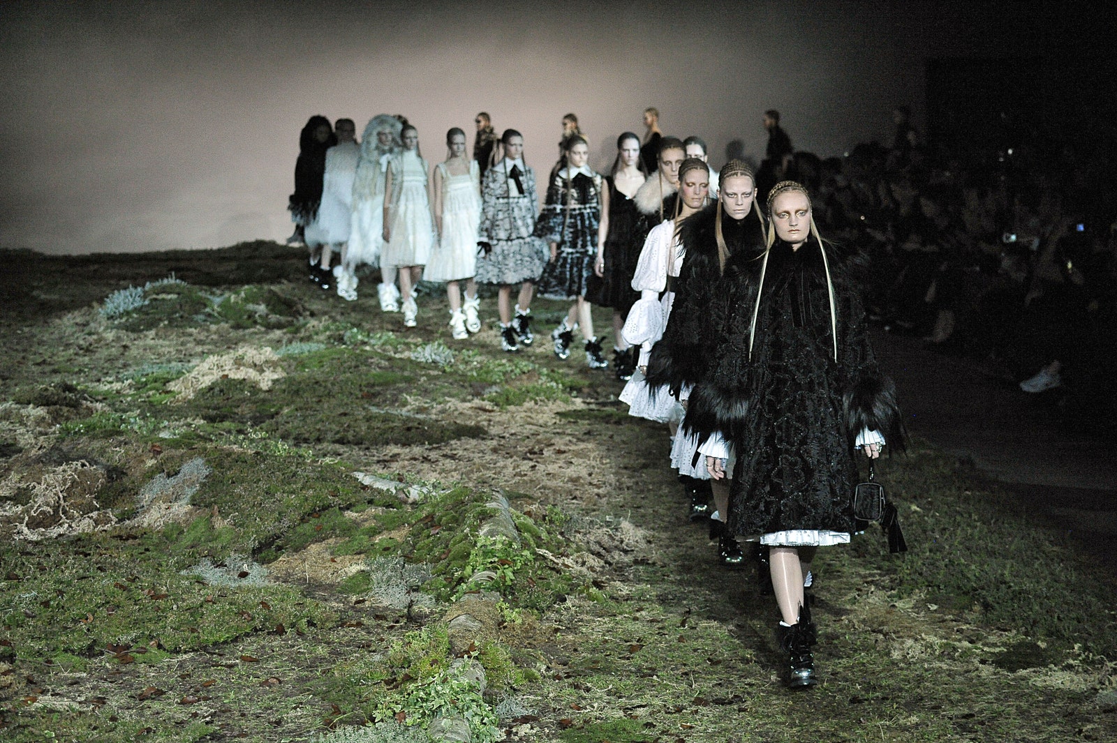 Неделя моды в Париже Alexander McQueen осеньзима 2014