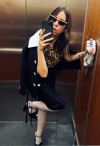 На Наташе костюм очки и сумка Prada блузка Dries Van Noten туфли Saint Laurent кольцо Cartier колготки Marine Serre