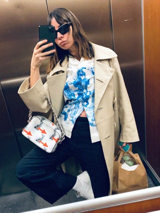 На Наташе пальто Miu Miu рубашка и сумка Prada брюки Dries Van Noten очки Chanel кеды Saint Laurent еда на вынос из Cutfish