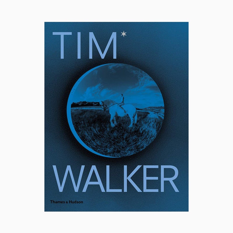 Tim Walker. Shoot for the Moon Thames amp Hudson 9990 рублей respublica.ru
