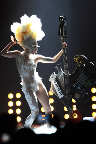 Одним из главных номеров церемонии Brit Awards 2010 года стало исполнение Леди Гагой микса из песен Telephone и Dancing...