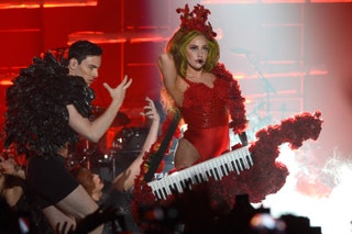 В 2014 году Леди Гага устроила семидневное шоу в манхэттенском Roseland Ballroom — в первый вечер она вышла на сцену в...