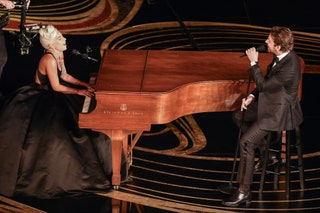 Церемония «Оскар» 2019 года вместе со своим партнером по фильму «Звезда родилась» Брэдли Купером Гага исполнила главный...
