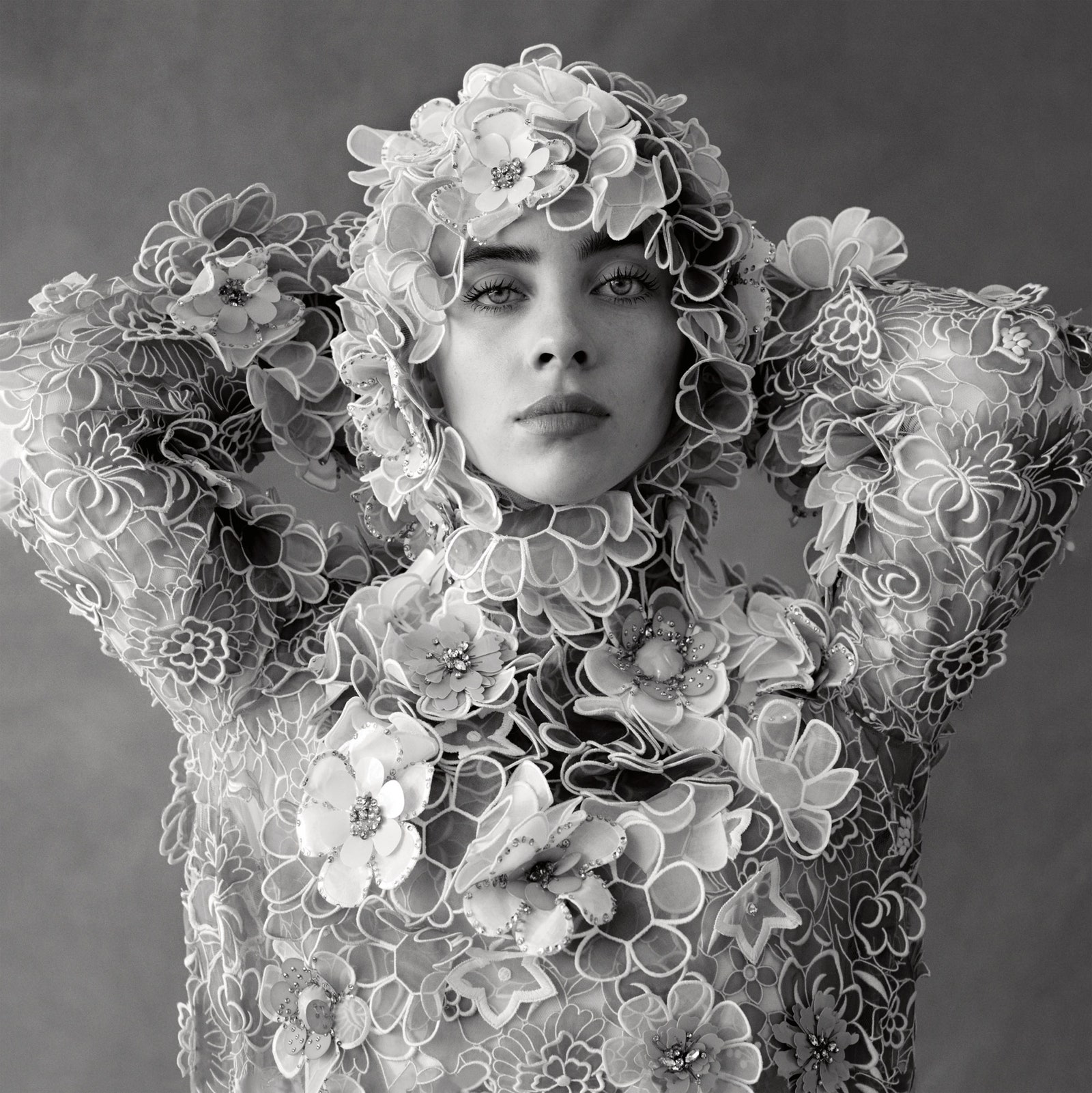 На Билли платье Valentino Haute Couture. Фото Ethan James Green. Vogue Россия апрель 2020
