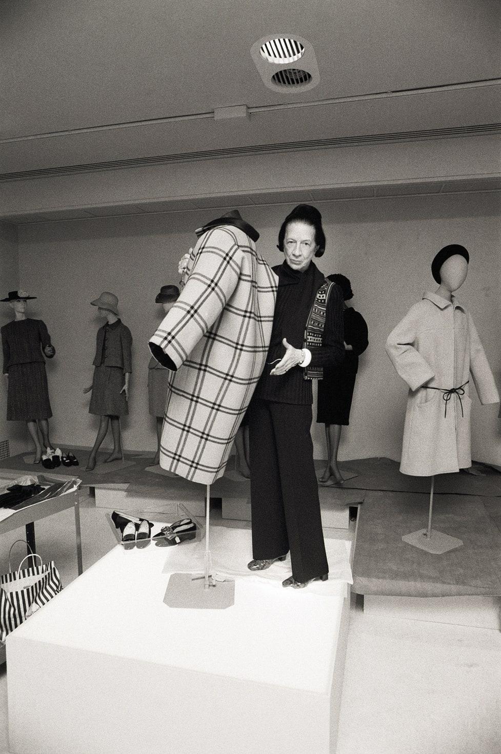 Диана Вриланд в музее Метрополитен показывает пальто Balenciaga 1973