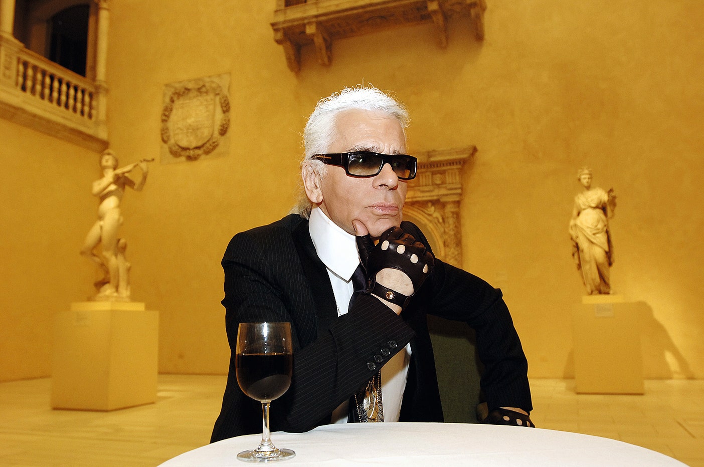 Карл Лагер­фельд на превью выставки посвященной истории Дома Chanel 2005