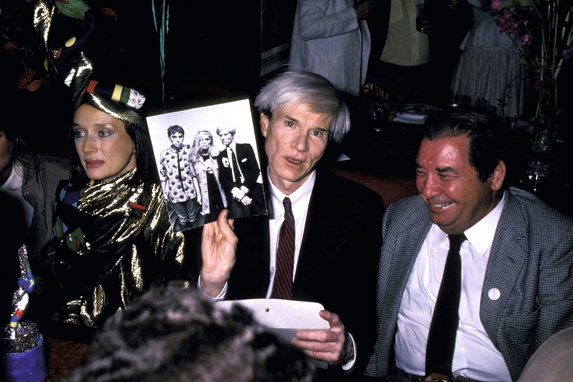 Ники де СенФалль и Энди Уорхол на показе Valentino в Met 1982