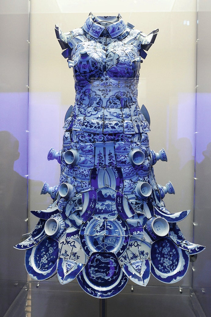 Платье из фарфора Li Xiaofeng на выставке China Through the Looking Glass 2015