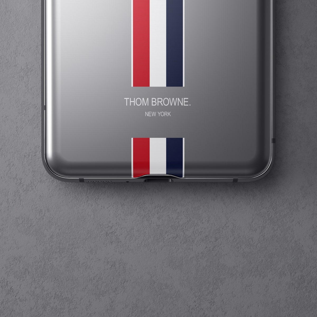 Смартфоны Samsung x Thom Browne появились в России