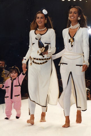 В сезоне осеньзима 1991 Карл Лагерфельд интерпретировал классические твидовые костюмы Chanel в более расслабленном...