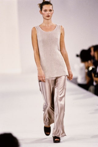 На показе Calvin Klein весналето 1994 20летняя Кейт Мосс появилась в удлиненном вязаном топе приглушенносерого оттенка...