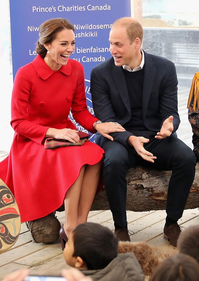 Кейт Миддлтон в пальто Carolina Herrera и принц Уильям